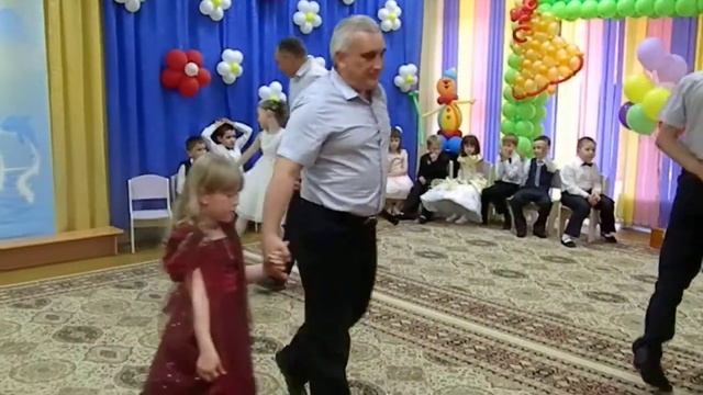 Танец пап и дочек на выпускном