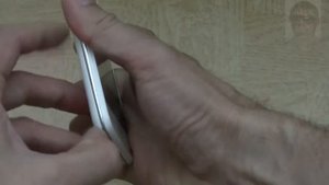 Как снять заднюю крышку смартфона