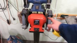 Наждаки в гаражной мастерской.