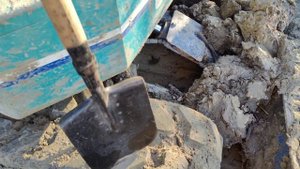 Работа на мини экскаваторе. Снова перемещение грунта. Планировка мини экскаватор.