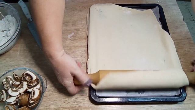 Пицца домашняя с пастромой ,грибами и моцареллой