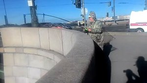 Мужик в Неве возле Троицкого моста поймал сазана!