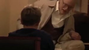 Дед пукнул в стену говном