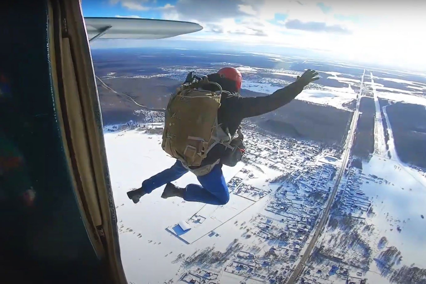 Начинающие парашютисты. Учебные выходы. смотреть онлайн