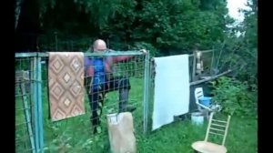 Мужик прыгает с забора с топором.