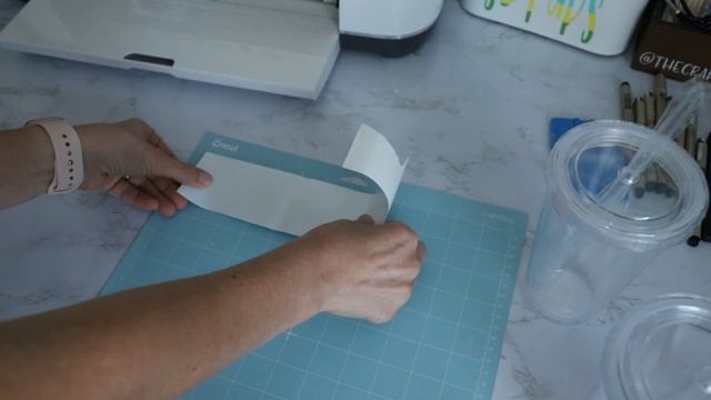 HOW TO MAKE A VINYL PLASTIC TUMBLER WITH YOUR CRICUT | EASY GIFT IDEA! смотреть онлайн