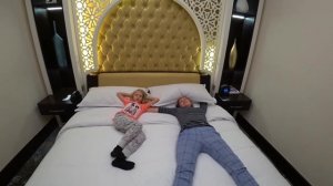 КУДА МЫ опятьУЛЕТАЕМ??? МИЛАНА купила себе ГИГАНТСКУЮ АКУЛУ!!!! РУМ ТУР В НОМЕРЕ ОТЕЛЯ