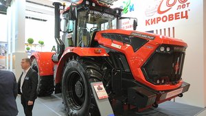 В СССР легендарным был К-700, сейчас на ПТЗ собирают другие "Кировцы". Смотрим огромный К-742М ??