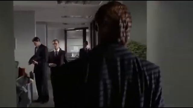 Кристиан Бэйл балдежно идет в наушниках / Но боже, как же он чувствует смотреть онлайн