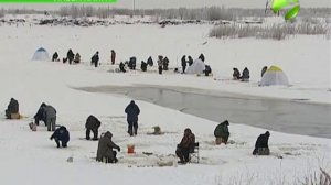 Рыбаки Лабытнанги все выходные проводят на речке