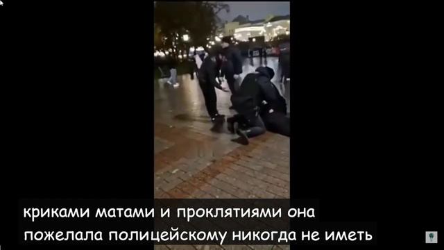 Приезжие конфликтуют с полицией рядом с Красной площадью в Москве в день народного единства 4 ноября
