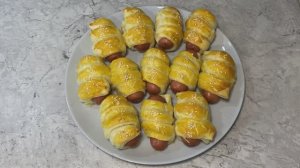 Сосиски в тесте - быстрый и легкий вариант выпечки, если использовать готовое слоеное тесто