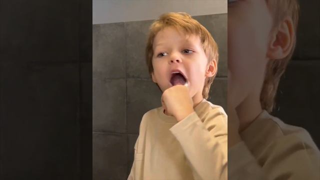 Ультрамягкая зубная щетка для детей старше 2 лет, нежнейшая защита маленьких зубов - 10000 щетинок смотреть онлайн