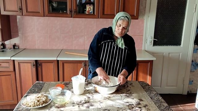 Бабушка испекла песочное печенье с орехами. Сельская жизнь смотреть онлайн