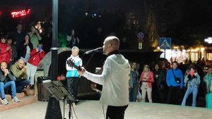 Новый участник в группе Два брата исполняет песню сезона.