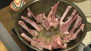 Баранья корейка в чугунном казане на индукционной плите.
