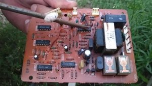 Холодильник ,,Тошиба,, TOSHIBA в разбор. Холодильник на металл.