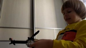 Дети строят полицейский участок из ЛЕГО