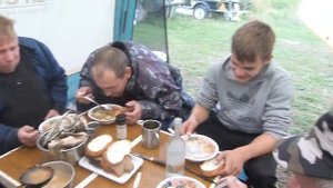 озеро Стерж конец августа 2014 г. поглощение ухи на рыбалке.