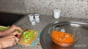 Вкусный диетический салатик из сельдерея и моркови!