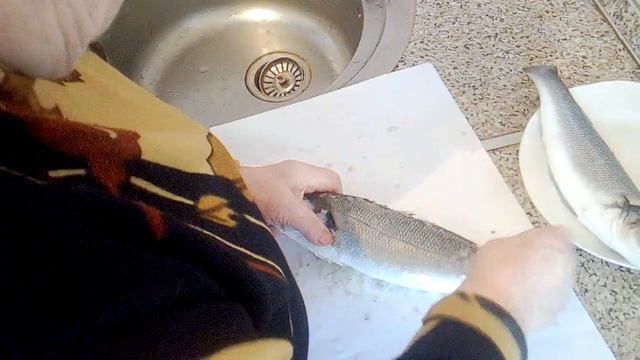 Как почистить Сибас чтоб чешуя не разлеталась