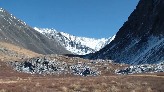 Верховья долины реки Сайлюгем. Вершина Тапдуайр. смотреть онлайн