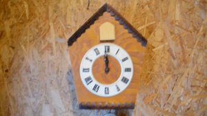 Часы с кукушкой деревянные.