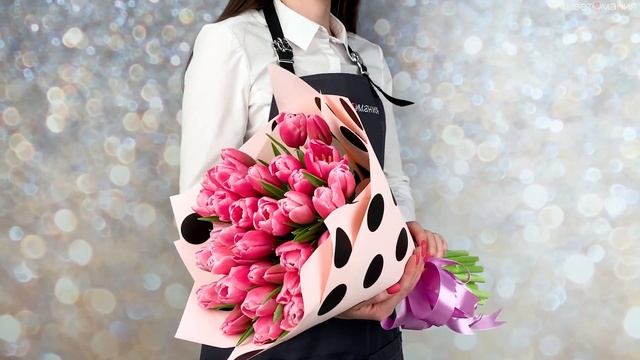 Обзор букета из 35 розовых тюльпанов в упаковке смотреть онлайн