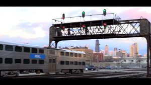 Пассажирские поезда в Америке красивые локомотивы везут двухэтажные поезда по железной дороге