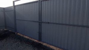 Ворота и калитка в рамке с врезным замком.