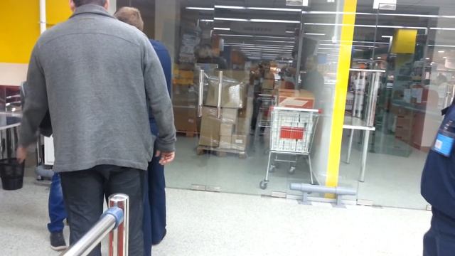 Охрана пытается досмотреть парня. смотреть онлайн