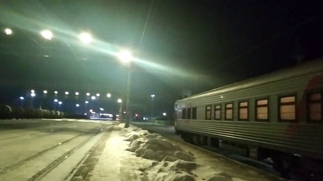 Волхов. Поезд №618 Санкт-Петербург - Вологда, стоянка и отправление по станции Волховстрой-1.