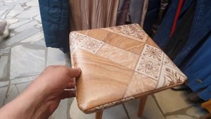 Табуретку обшил линолеумом