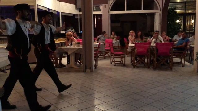 Corfu. Corfu town. Greek dance. Benitses - Корфу. Бенитсес. Греческий вечер. Греческие танцы. смотреть онлайн