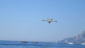 Италия. Самолёт амфибия заправляется водой в полёте.