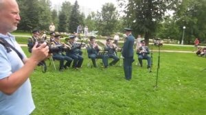 Вальс. В городском саду играет духовой оркестр.
