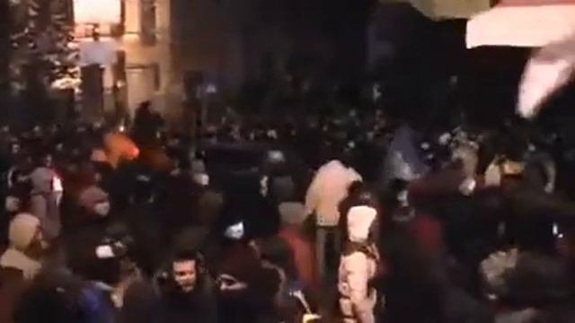 Беспорядки в Киеве  в милицию кидают «коктейли Молотова»   Украина Киев 19 01 2014
