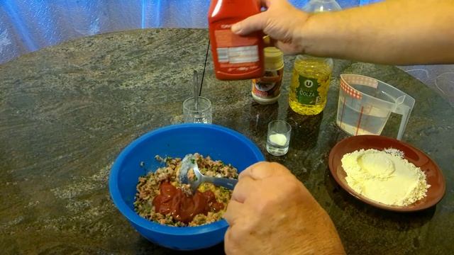 Колбаски / котлеты из фарша с зеленым луком смотреть онлайн