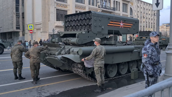 Тос видео. Солнцепек. Парад Щелкунчик на красной площади. Сколько было проведённое на красной площади Москвы военных парадов. Немецкий билет на парад по красной площади.