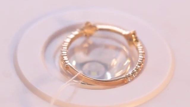 Помолвочное золотое кольцо с фианитами г21052 смотреть онлайн