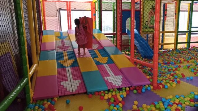 МЫ В ИГРОВОЙ КОМНАТЕ смотреть онлайн