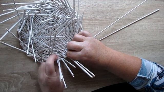 Рукоделие. Плетение корзины с орнаментром. Плетение из газетных трубочек