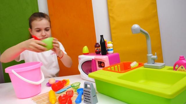 Девочка Беби Бон готовит пирог! Игры в готовку из Плей До. Смешные видео для девочек
