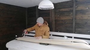 Подготовка охотничих лыж, установка креплений и смоление.