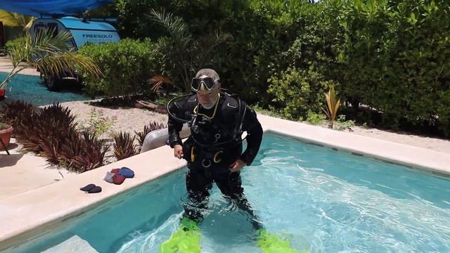 Testing Out a Scuba Diving Dry Suit - Basic Dry Suit Leak Test смотреть онлайн