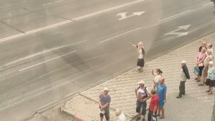 Женщины на улице #Мелитополя - #Запорожская область. Стоят и крестят нашу технику и наших бойцов