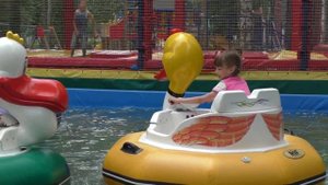 Дети катаются на бамперных лодках. Ижевск, парк Космонавтов.