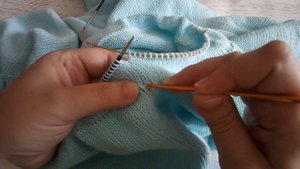 Обработка горловины спицами.