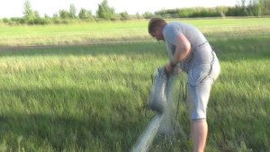 Заброс кастинговой сети с двух рук