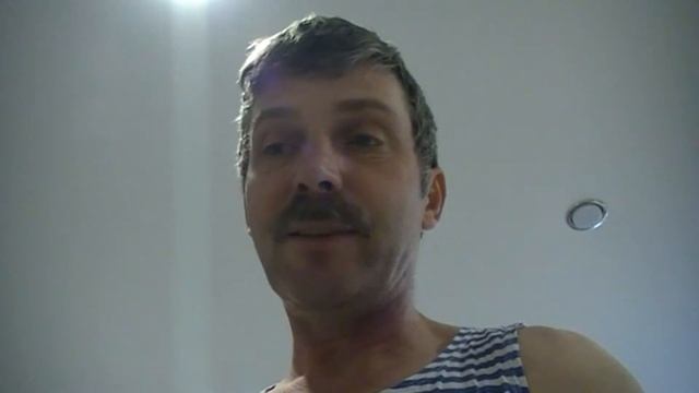 Пол из OSB/Закончил с обоями/Переделал кормушку для кур.